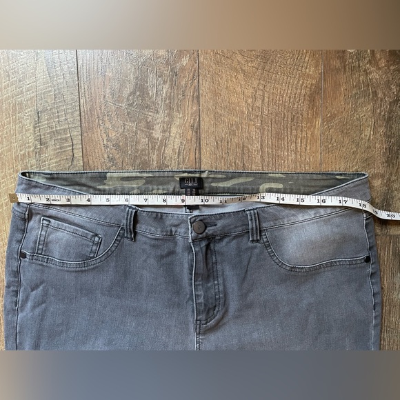 G.I.L.I. Got It Love It Jeans Women's Size 16 Gray With Camouflage Accents - Picture 7 of 8
